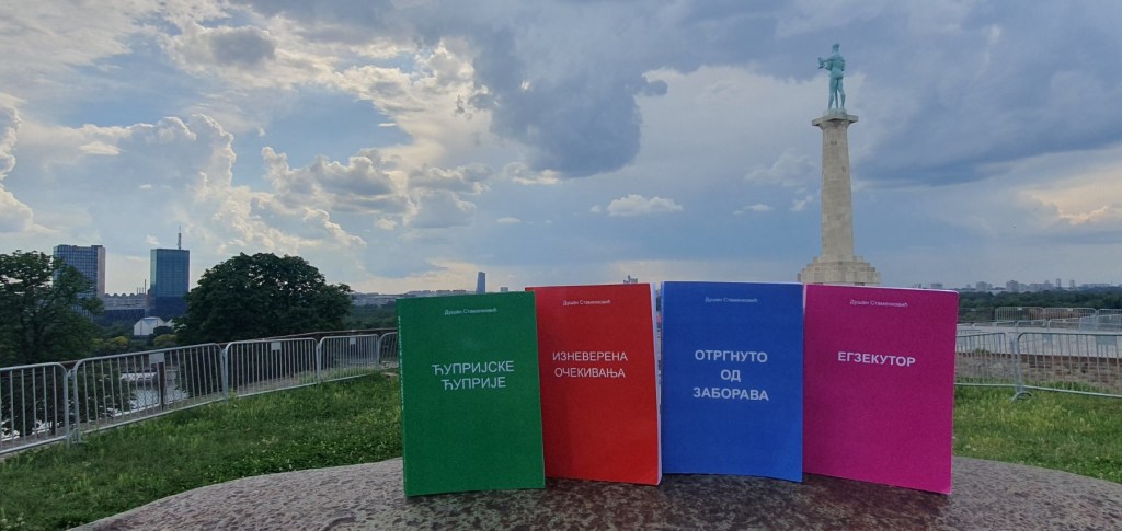 Књиге испред београдског Победника